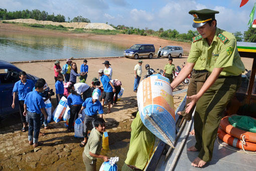 Đoàn thanh niên cùng cán bộ kiểm lâm chuyển cá giống lên thuyền