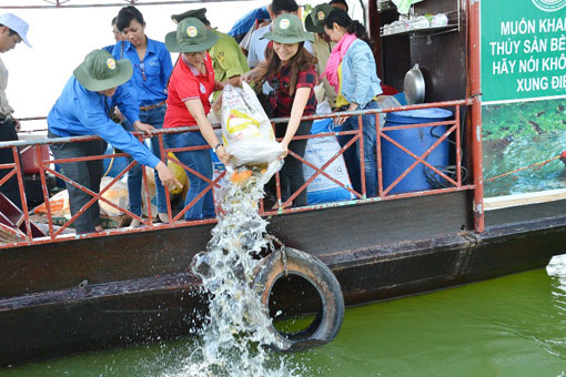 Phát động chương trình thả cá xuống hồ Trị An