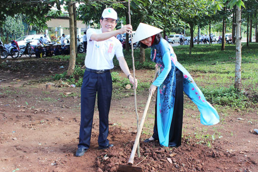 Phó chủ tịch HĐND tỉnh Huỳnh Thị Nga và Phó chủ tịch UBND tỉnh Võ Văn Chánh trồng cây tại Lễ phát động ngày môi trường thế giới 5-6-2014.