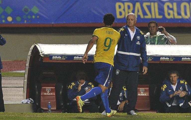 Fred ăn mừng bàn thắng cùng huấn luyện viên Scolari (Nguồn: AFP)