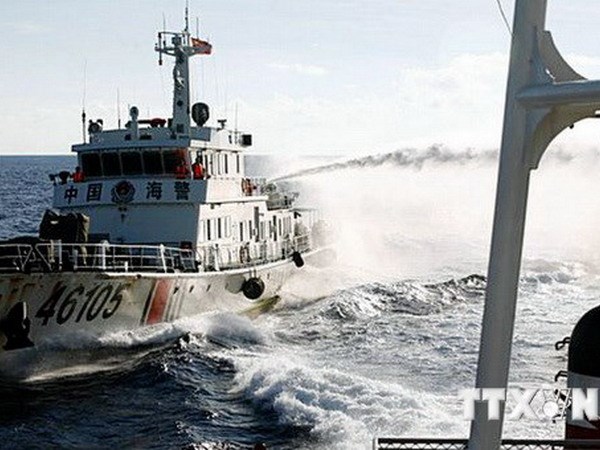 Tàu Trung Quốc dùng vòi rồng phun nước vào tàu chấp pháp của Việt Nam ngày 1/6. 