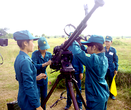 Khẩu đội nữ súng máy cao xạ 12,7 ly xã Xuân Phú tại hội thao bắn đạn thật lực lượng phòng không nhân dân của tỉnh vào tháng 8-2013.