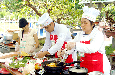 Đại diện Công đoàn Tổng công ty cao su Đồng Nai tham gia phần thi ẩm thực.