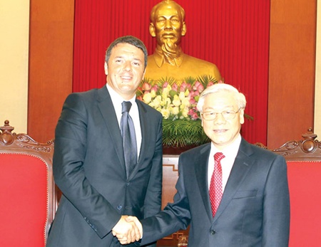 Party General Secretary Nguyen Phu Trong receives Italian PM Matteo Renzi yesterday.