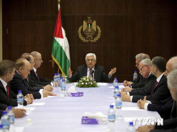 Tổng thống Palestine Mahmud Abbas (giữa) chủ trì phiên họp nội các đầu tiên của Chính phủ mới tại Ramallah ngày 2/6. (Nguồn: AFP/TTXVN)