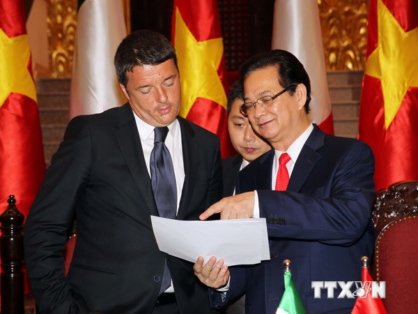 Thủ tướng Nguyễn Tấn Dũng và Thủ tướng nước Cộng hòa Italy Matteo Renzi trao đổi về tình hình trên biển Đông. (Ảnh: TTXVN)