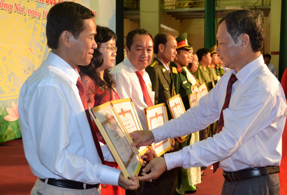 Phó chủ tịch UBND tỉnh Trần Minh Phúc trao tặng Bằng khen cho đại diện Báo Đồng Nai.