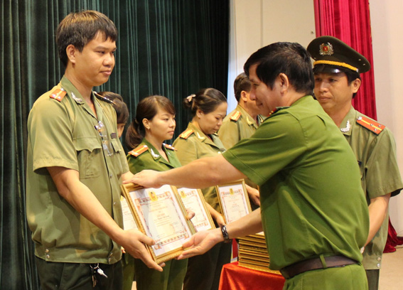  Đại tá Huỳnh Tiến Mạnh, Phó giám đốc trao thưởng cho các cá nhân có thành tích.