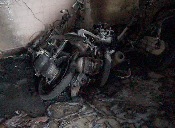 3 chiếc xe máy bị cháy chỉ còn trơ khung sắt