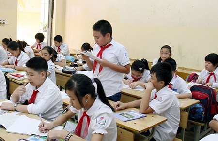 Students in class at the Le Ngoc Han Primary School in Ha Noi. Experts are worried that schools are not paying enough attention to providing mental health support for students.