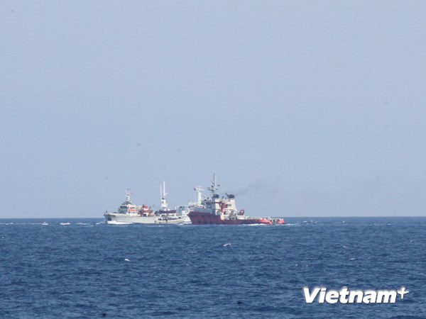 Tàu Trung Quốc vây ép tàu của Việt Nam. 