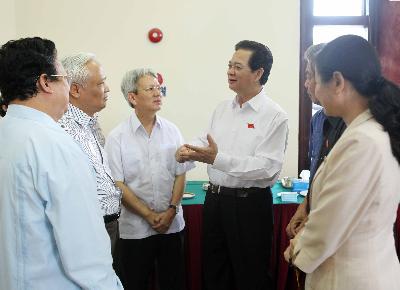 Thủ tướng Nguyễn Tấn Dũng trao đổi với các đại biểu Quốc hội trong giờ giải lao