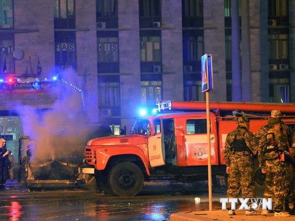 Hiện trường vụ đánh bom nhằm vào xe của thủ lĩnh ly khai Donetsk. (Nguồn: AFP/TTXVN)