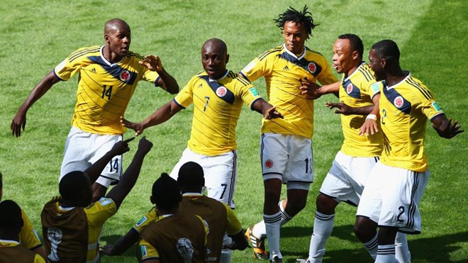 Vũ điệu chiến thắng của các cầu thủ Colombia sau bàn mở tỷ số của Armero (Nguồn: Yahoo Sport)
