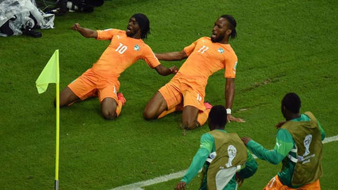 Pha ăn mừng ấn tượng của Gervinho và Drogba. (Nguồn: Getty)