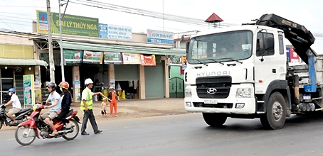 Chỉ với cây gậy, còi và bộ đàm, họ phải hướng dẫn xe lưu thông khi đi vào đoạn đường đang sửa chữa.