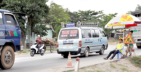 Dù nắng hay mưa, người canh xe vẫn có mặt trên đường để canh xe điều tiết giao thông.