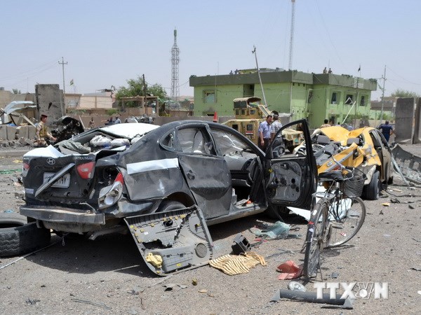 Hiện trường một vụ đánh bom xe ở Iraq. (Ảnh: AFP/TTXVN)