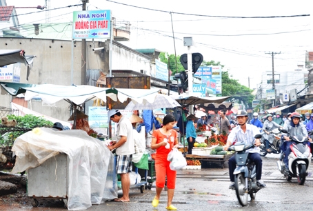 Khu vực hành lang an toàn đường sắt, đoạn gần ga Hố Nai, phường Tân Hòa (TP. Biên Hòa) giờ đã thành… chợ.