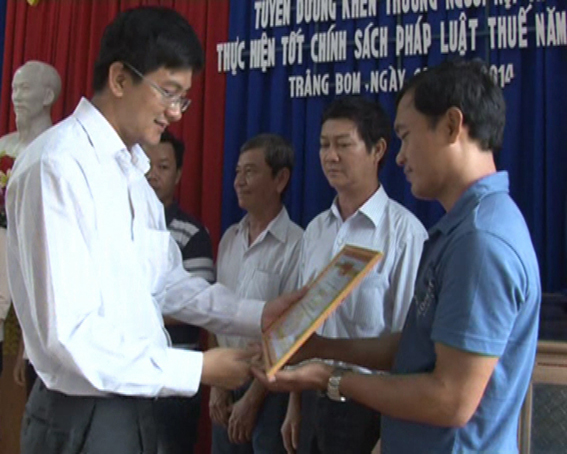 Trang Bom district honors good taxpayers