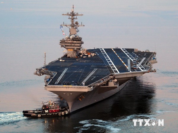 Tàu sân bay USS George H.W. Bush di chuyển vào khu vực vùng Vịnh để sẵn sàng can thiệp quân sự vào Iraq. (Ảnh: AFP/TTXVN)