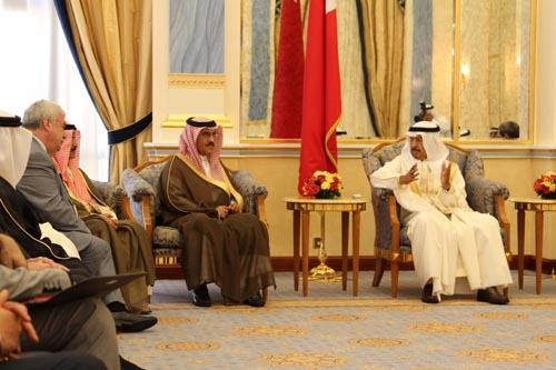 Thủ tướng Bahrain, ngài Khalifa bin Salman Al Khalifa (ngoài cùng, bên phải) tiếp đại diện lãnh đạo các hãng thông tấn tham dự Hội nghị. Ảnh:  TTXVN