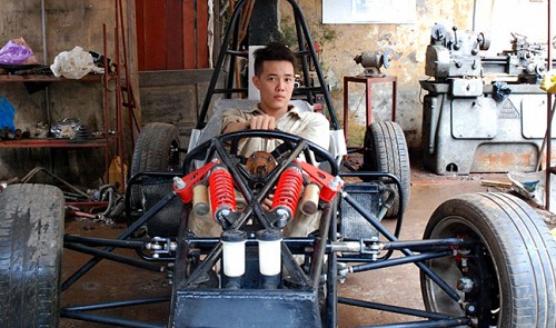 Vietnam students create 'Formula 1' car with used car parts