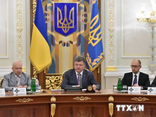 Tổng thống Ukraine Petro Poroshenko chủ trì cuộc họp với Hội đồng Quốc phòng An ninh Ukraine. (Nguồn: AFP/TTXVN)