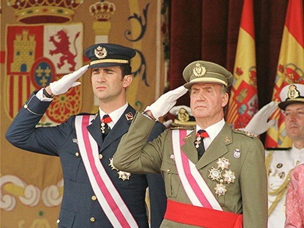 Nhà Vua Tây Ban Nha Juan Carlos ký luật chính thức thoái vị