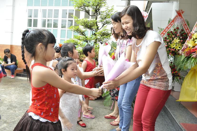 Các em thiếu nhi tặng hoa các phóng viên, biên tập viên Báo Đồng Nai nhân Ngày Báo chí cách mạng Việt Nam.