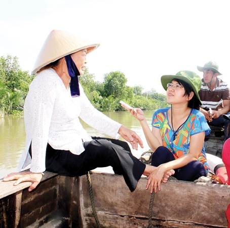 Nhà báo Thanh Thúy phỏng vấn bà Trần Thị Sang, nhân chứng lịch sử tham gia trận đánh kho bom Thành Tuy Hạ (huyện Nhơn Trạch) năm 1972.