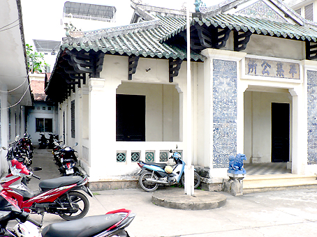 Đóng cửa im lìm và được trưng dụng (phần sân trước và sân sau và 2 bên hông) làm nơi giữ xe cho người dân có nhu cầu xung quanh khu vực là hình ảnh thường thấy tại di tích cấp quốc gia Nhà Hội Bình Trước (phường Thanh Bình, TP.Biên Hòa).