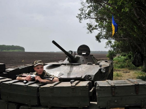 Binh lính Ukraine đứng gác tại một tuyến đường đến Lugansk. (Ảnh: AFP)