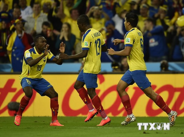 Enner Valencia (giữa) cùng đồng đội ăn mừng sau khi ghi bàn. (Ảnh: AFP/TTXVN)