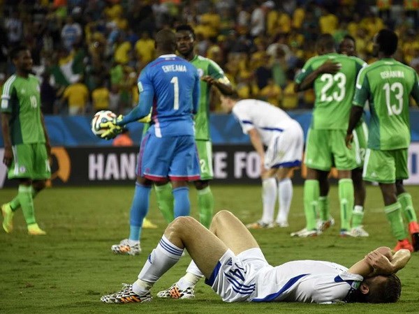 Các cầu thủ Bosnia & Herzegovina đau khổ khi nhận thất bại cay đắng. (Nguồn: Getty)