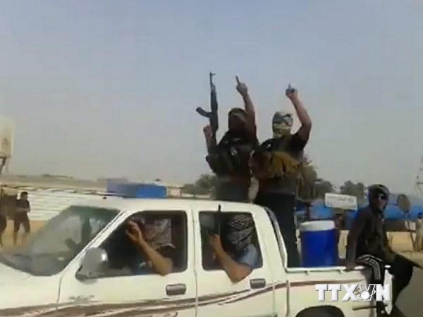 Phiến quân ISIL trên một đường phố ở Baiji, tỉnh Salaheddin, Iraq. (Nguồn: AFP/TTXVN)