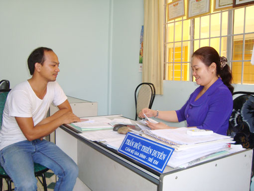 Giải quyết công việc cho dân ở trụ sở UBND thị trấn Long Thành.