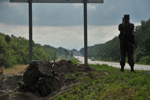 Lính biên phòng Nga gần trạm kiểm soát ở tỉnh Rostov ngày 21/6. Ảnh AFP/ TTXVN