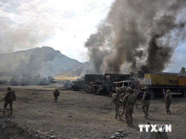 Binh sỹ Mỹ điều tra tại hiện trường vụ tấn công ở Afghanistan. (Nguồn: AFP/TTXVN)