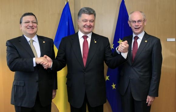 Tổng thống Ukraine Petro Poroshenko (giữa) bắt tay với Chủ tịch Ủy ban châu Âu Jose Manuel Barroso (trái) và Chủ tịch Hội đồng châu Âu Herman Van Rompuy (phải) trong lễ ký thỏa thuận liên kết. (Nguồn: Reuters)