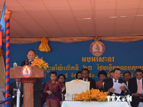 Chủ tịch danh dự CPP, Chủ tịch Quốc hội Campuchia Heng Samrin đọc diễn văn tại lễ míttinh.