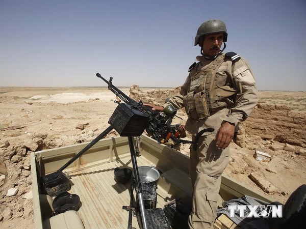 Binh sỹ Iraq gác tại khu vực phía tây thành phố Karbala, miền trung Iraq ngày 29/6. (Ảnh: AFP/TTXVN)