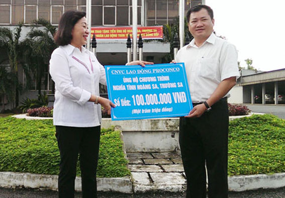 Tổng giám đốc Tổng công ty công nghiệp thực phẩm Đồng Nai Dofico Nguyễn Thị Lệ Hồng trao số tiền ủng hộ 100 triệu đồng của Công ty thành viên Proconco.