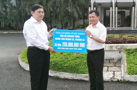  Ông Phùng Văn Nhì, Phó Tổng giám đốc, Chủ tịch Công đoàn Tổng công ty Dofico trao số tiền ủng hộ 250 triệu đồng.