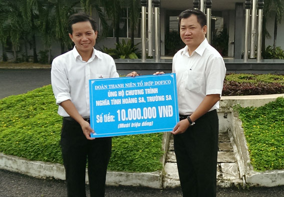  Đại diện Đoàn thanh niên Dofico trao số tiền ủng hộ 10 triệu đồng.