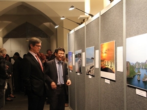  Consul General to Perth Le Viet Duyen (R) introduces the exhibition to Mike Nahan.