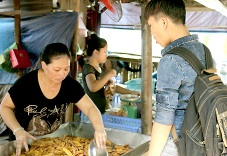 Bà chủ Nguyễn Thị Thanh Đào tiếp khách vào mua đặc sản.