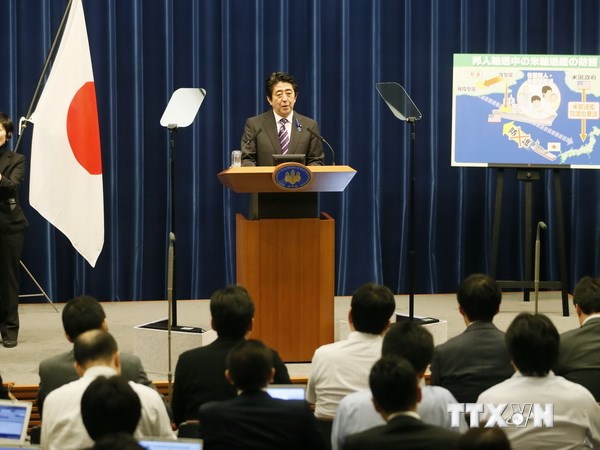 Thủ tướng Shinzo Abe thông báo về quyết định của Chính phủ trong cuộc họp báo ở thủ đô Tokyo. (Nguồn: Kyodo/TTXVN)