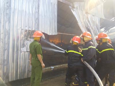 Blaze destroys 4,000 sq.m materials warehouse
