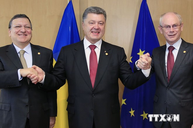 Tổng thống Ukraine Petro Poroshenko (giữa), Chủ tịch Ủy ban châu Âu Jose Manuel Barroso (trái) và Chủ tịch Hội đồng châu Âu Herman Van Rompuy tại lễ ký Hiệp ước liên kết, ngày 27/6. (Nguồn: AFP/ TTXVN)
